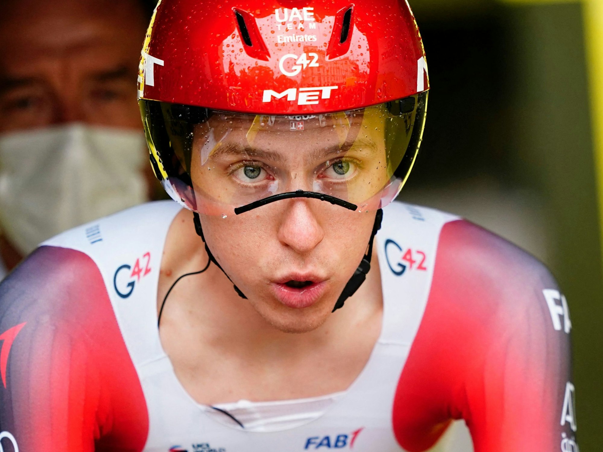 Tadej Pogacar pustet vor dem Start nochmal durch.