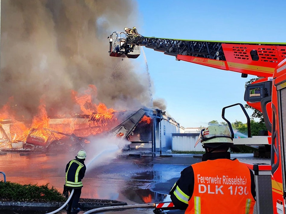In der hessischen Stadt Rüsselsheim am Main ist am Samstag, 2. Juli 2022, ein Supermarkt abgebrannt.