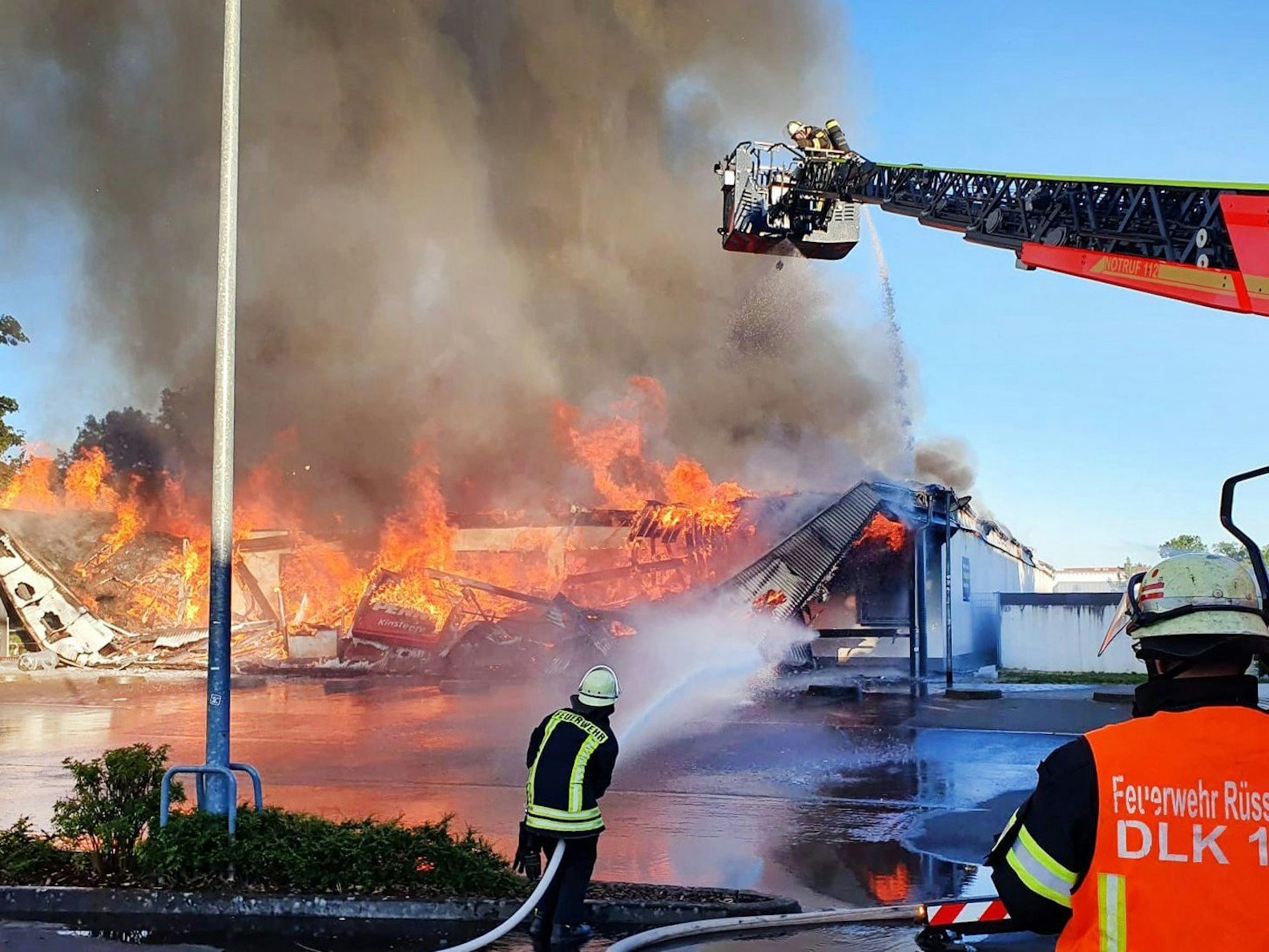 In der hessischen Stadt Rüsselsheim am Main ist am Samstag, 2. Juli 2022, ein Supermarkt abgebrannt.