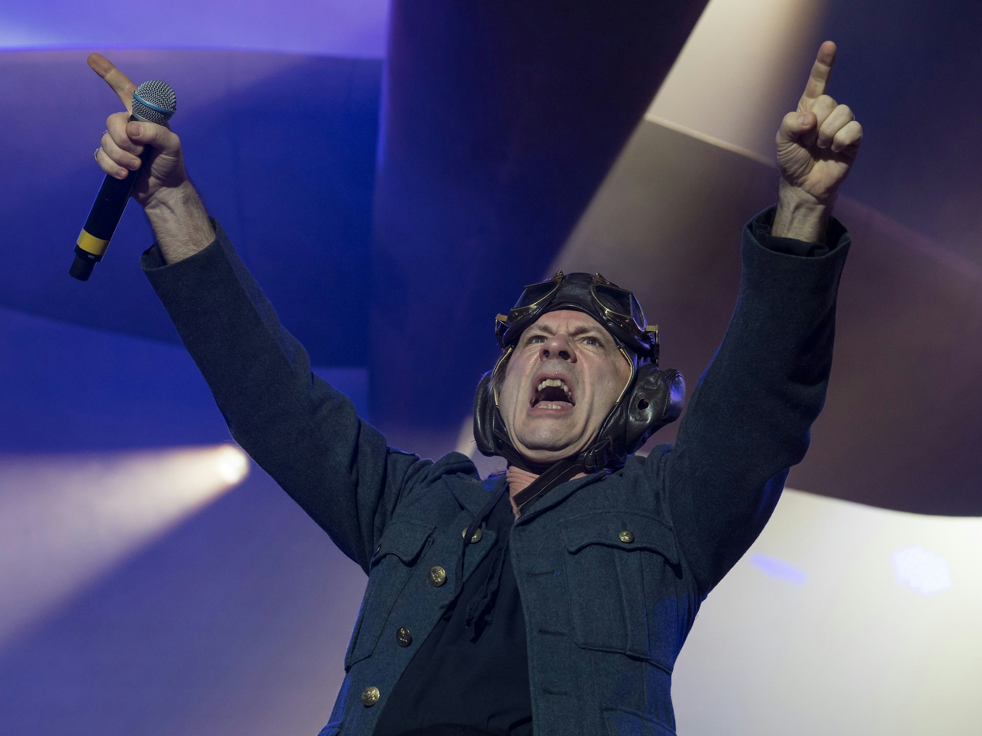 Bruce Dickinson, Sänger der Band Iron Maiden, steht beim Rockavaria-Konzert auf der Bühne.