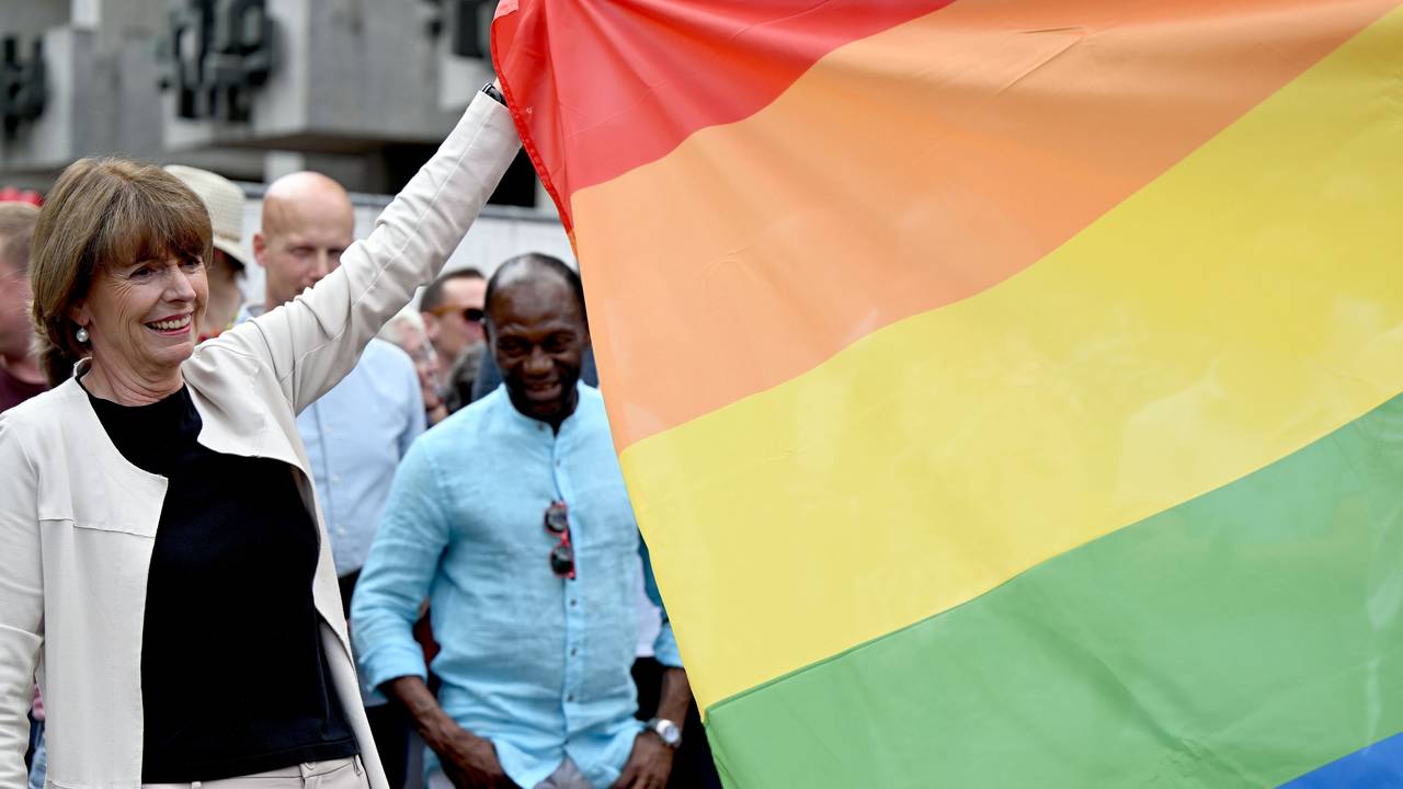 Henriette Reker, Kölner Oberbürgermeisterin, hilft beim Hissen einer Regenbogen-Flagge.