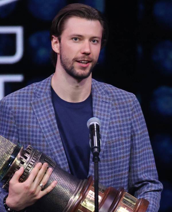 Iwan Fedotow nach seiner Wahl zum Torhüter des Jahres der abgelaufenen Eishockey-Saison mit dem Pokal in der Hand