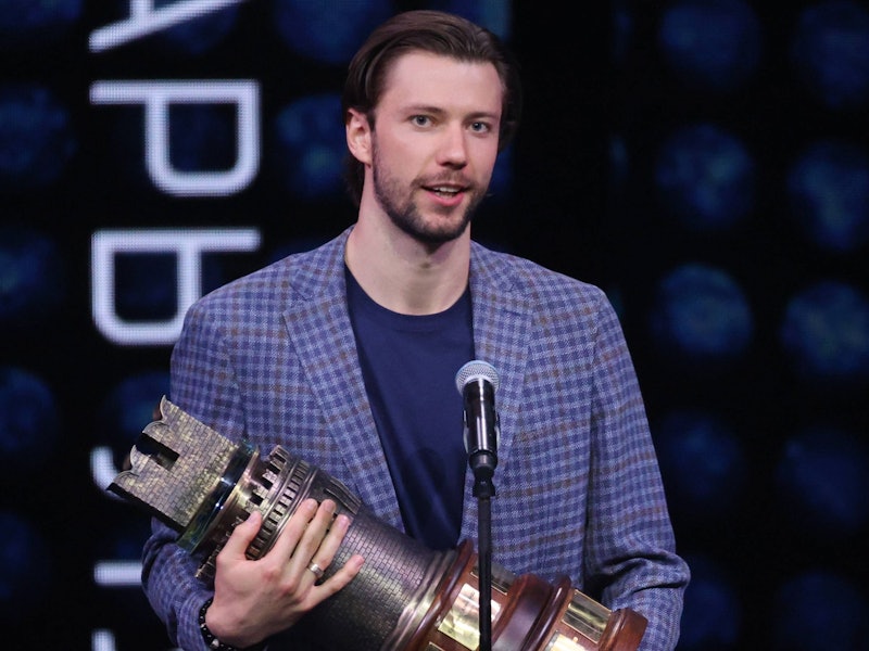 Iwan Fedotow nach seiner Wahl zum Torhüter des Jahres der abgelaufenen Eishockey-Saison mit dem Pokal in der Hand