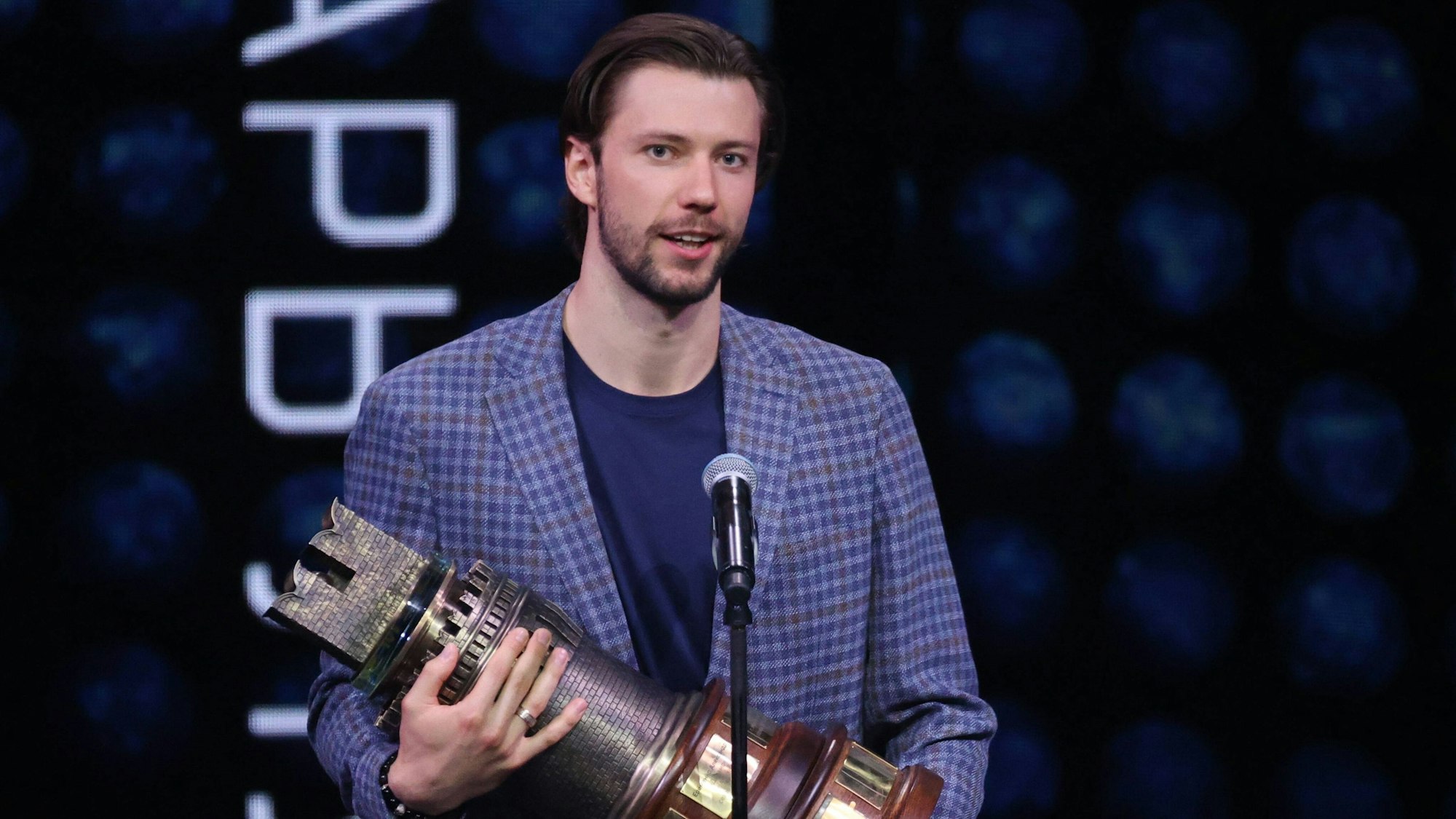 Iwan Fedotow nach seiner Wahl zum Torhüter des Jahres der abgelaufenen Eishockey-Saison mit dem Pokal in der Hand