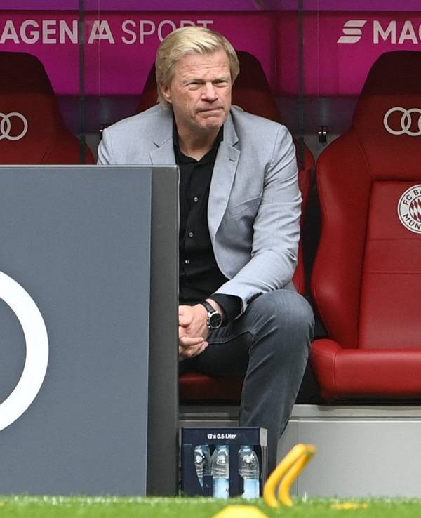 Oliver Kahn und Julian Nagelsmann schauen von der Bank des Fc bayern München aufs Spielfeld.