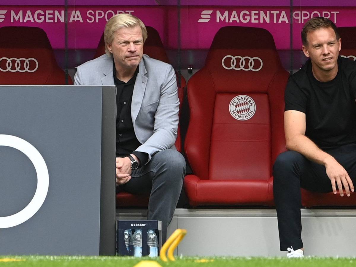 Oliver Kahn und Julian Nagelsmann schauen von der Bank des Fc bayern München aufs Spielfeld.