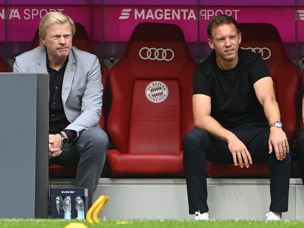 Oliver Kahn und Julian Nagelsmann schauen von der Bank des Fc bayern München aufs Spielfeld.