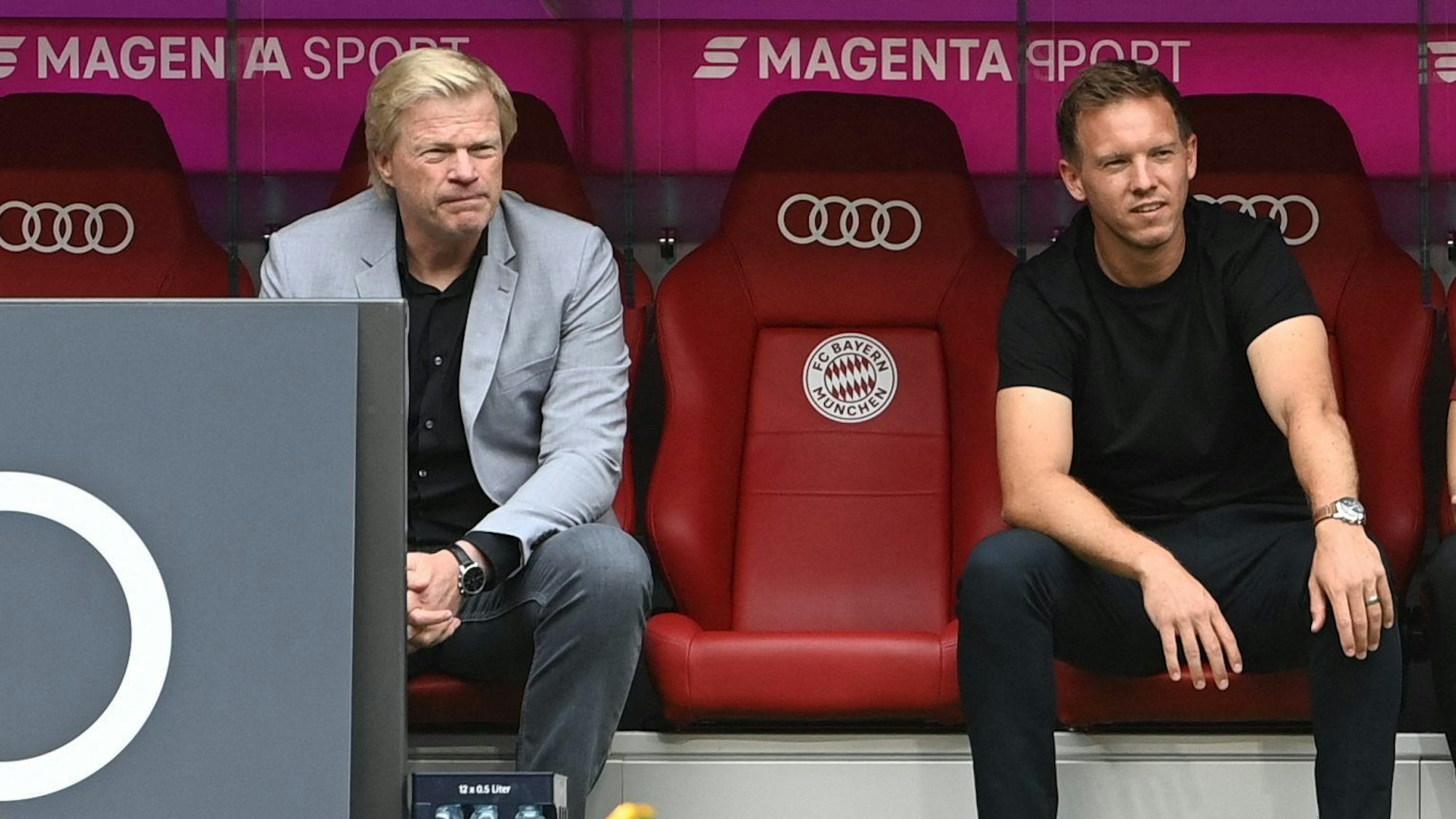 Oliver Kahn und Julian Nagelsmann sitzen auf der Trainerbank in der Allianz Arena.