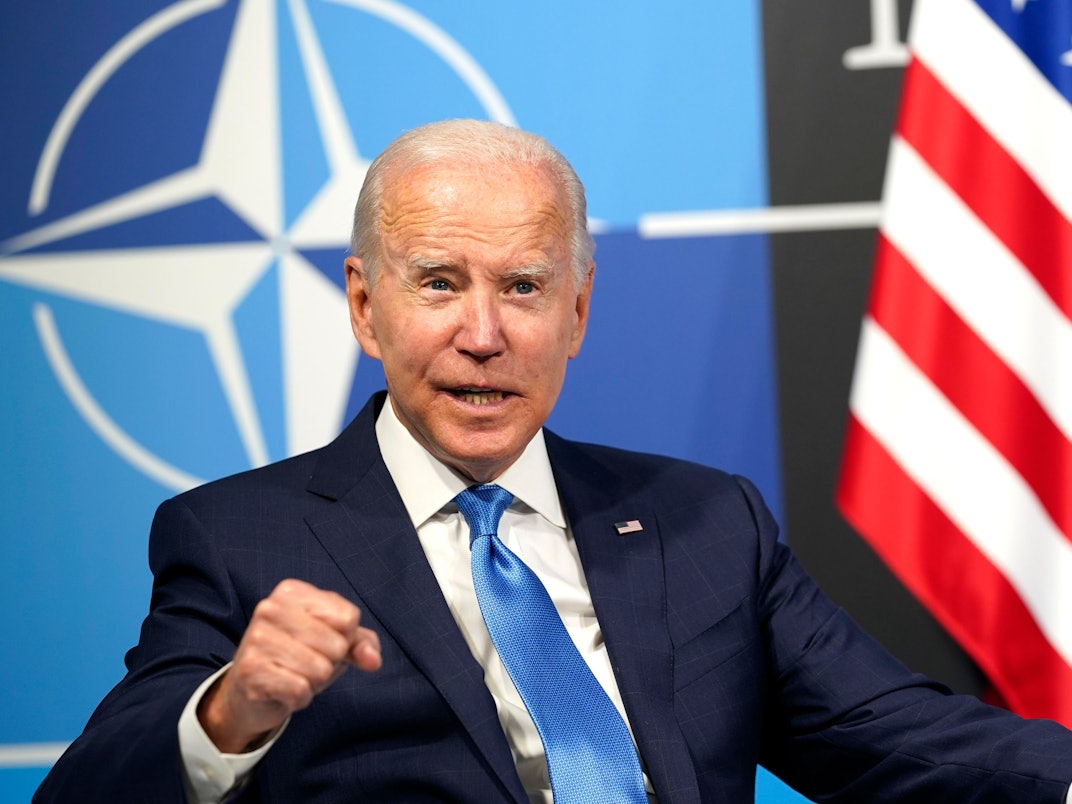 Joe Biden, Präsident der USA, spricht während eines Treffens mit dem NATO-Generalsekretär Stoltenberg auf dem NATO-Gipfel.