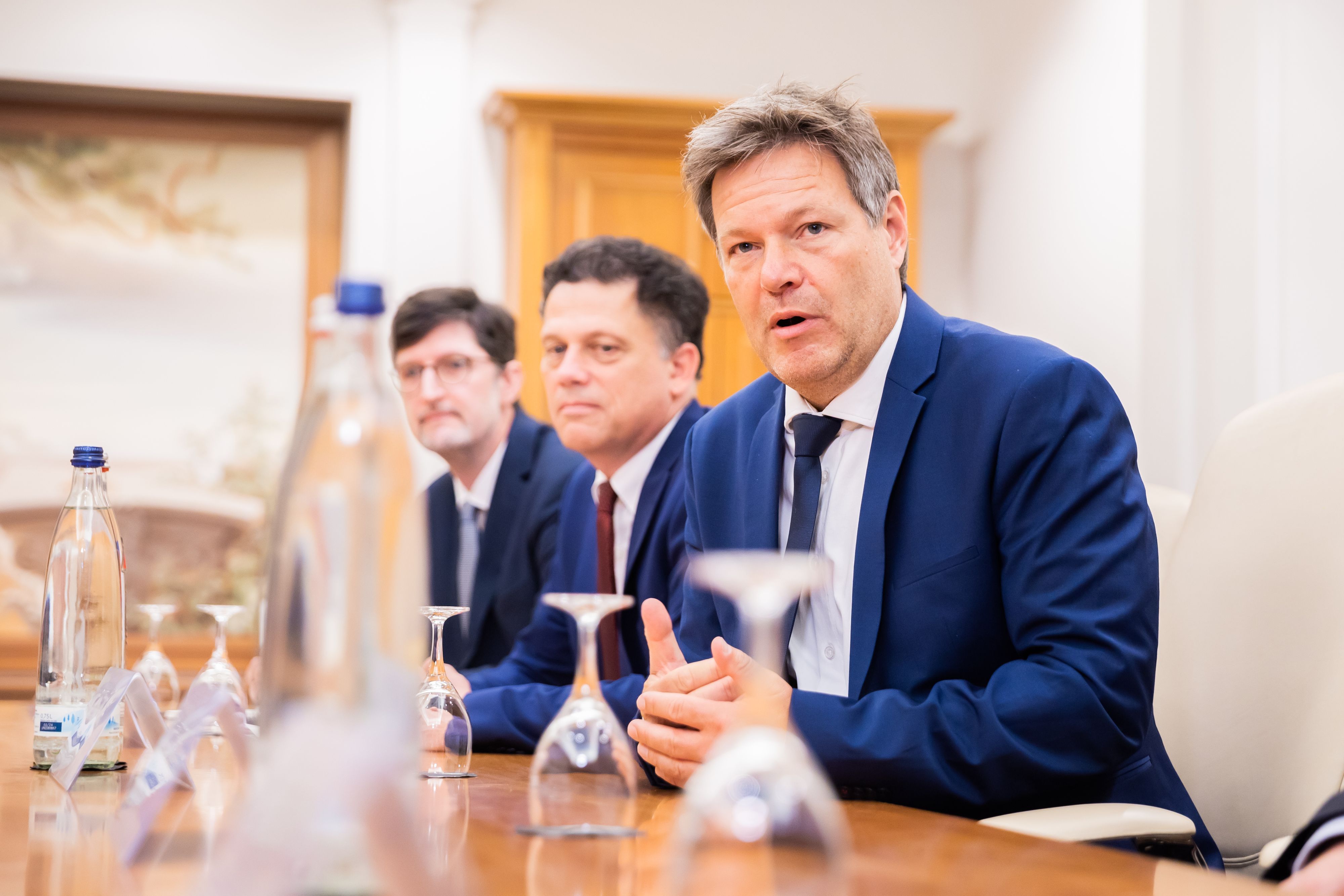 Robert Habeck (Bündnis 90/Die Grünen), Bundesminister für Wirtschaft und Klimaschutz, spricht zu Beginn eines bilateralen Treffens mit dem US-Außenminister Blinken in einem Hotel am Gendarmenmarkt.