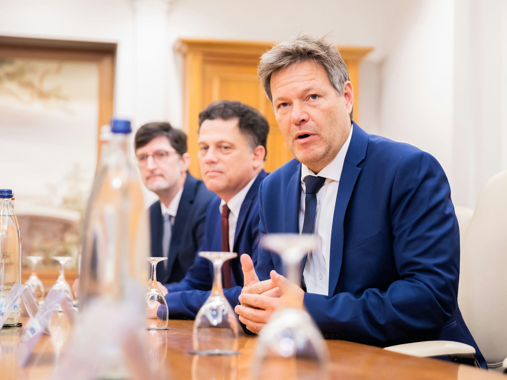 Robert Habeck (Bündnis 90/Die Grünen), Bundesminister für Wirtschaft und Klimaschutz, spricht zu Beginn eines bilateralen Treffens mit dem US-Außenminister Blinken in einem Hotel am Gendarmenmarkt.