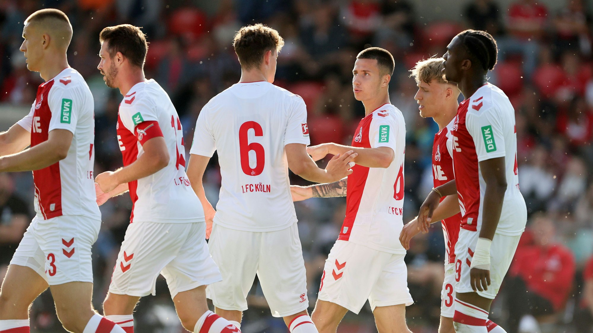 Die FC-Profis Florian Dietz (l.) und Denis Huseinbasic (3.v.r.), hier beim Testspiel-Schützenfest gegen den TuS Mondorf am Freitag (1. Juli 2022), gelten als Leih-Kandidaten.