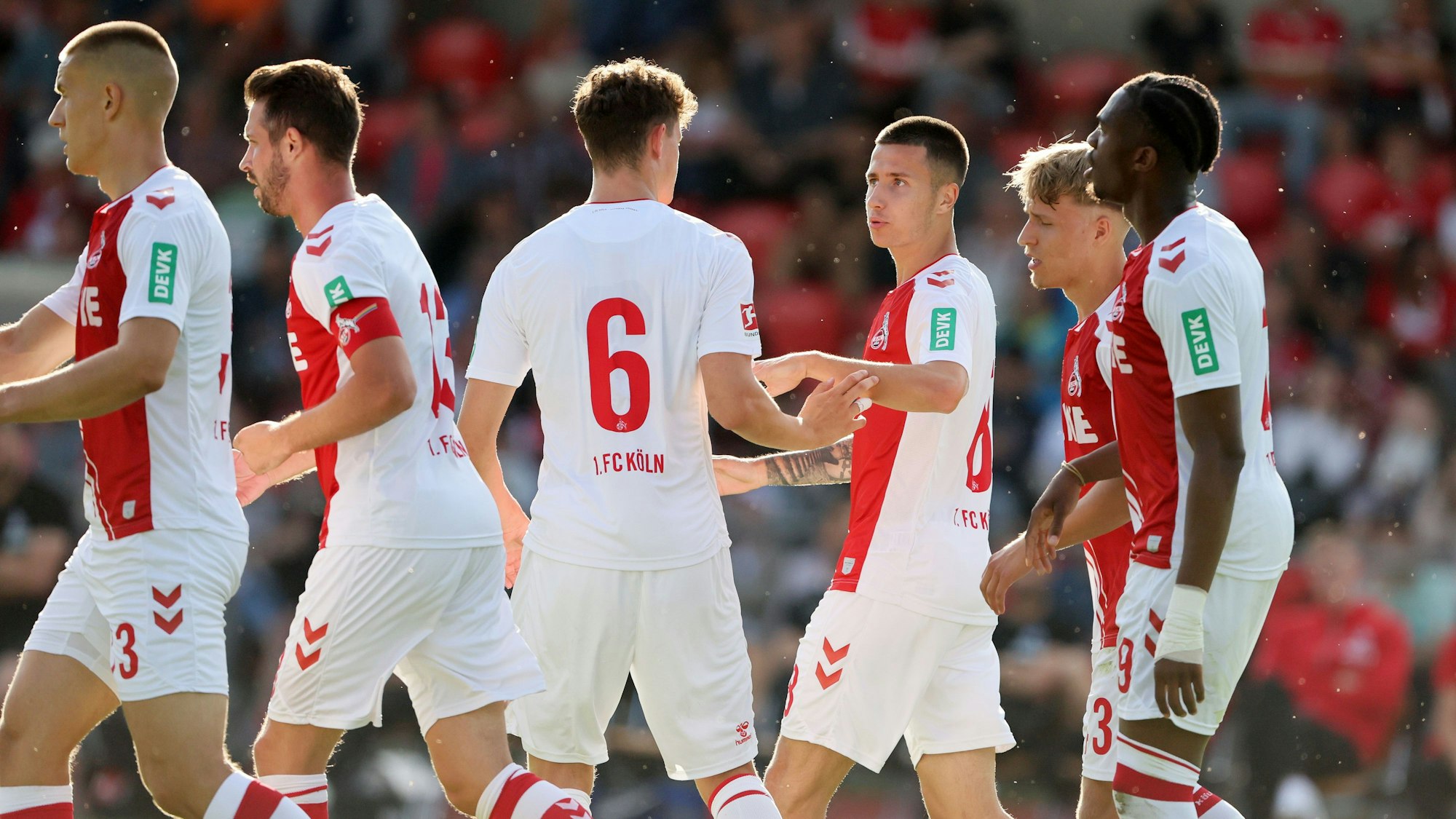 Die FC-Profis Florian Dietz (l.) und Denis Huseinbasic (3.v.r.), hier beim Testspiel-Schützenfest gegen den TuS Mondorf am Freitag (1. Juli 2022), gelten als Leih-Kandidaten.