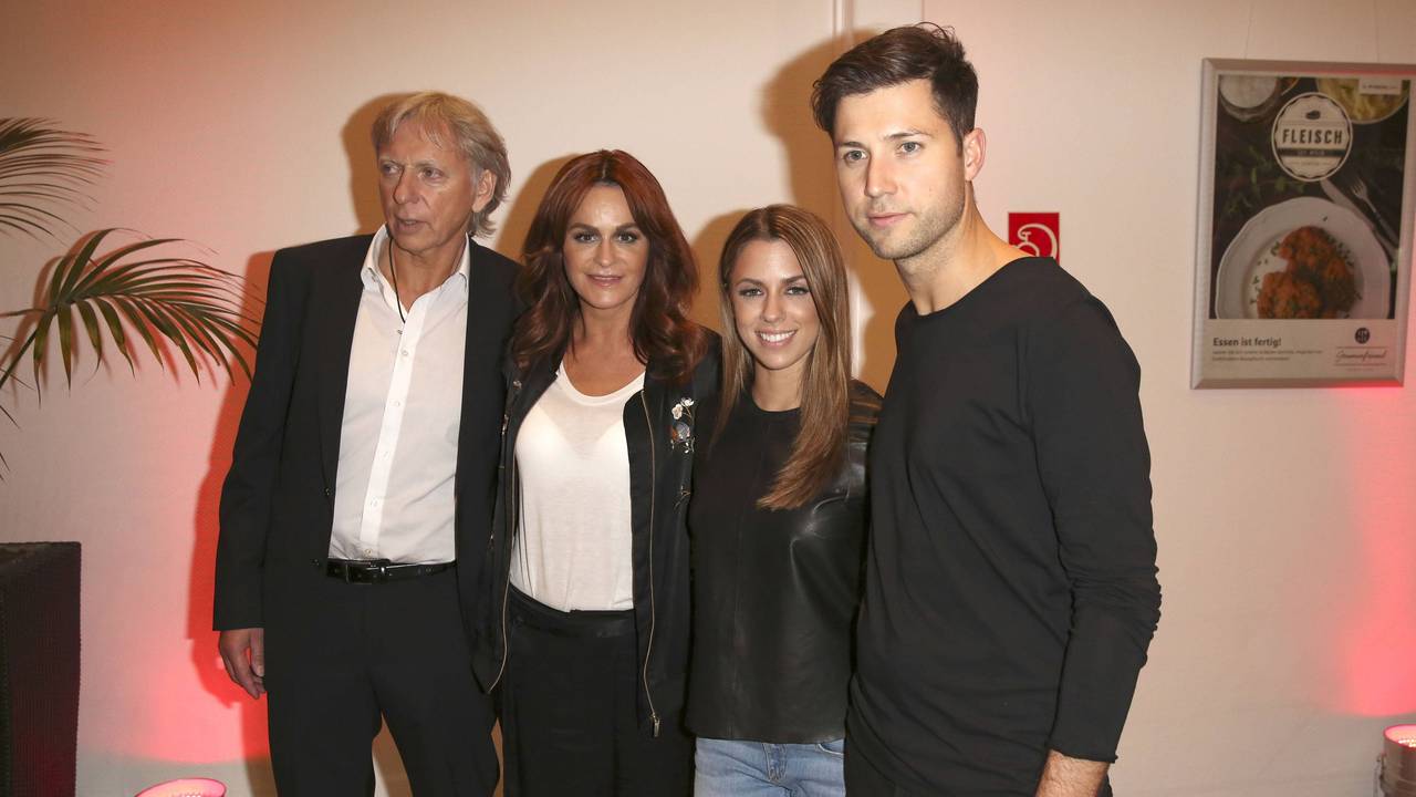 Ulrich Ferber, Andrea Berg, Vanessa Mai und Andreas Ferber in der TV Show Das große Schlagerfest - Die überraschende Show der Besten mit Florian Silbereisen in der Messe Arena Halle. Halle/Saale, 16.04.2016 Foto:xS.xGabschx/xFuturexImage