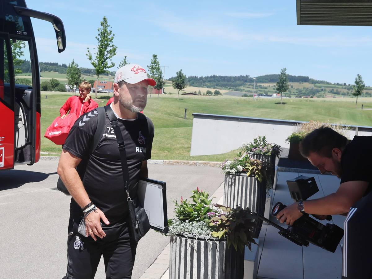 Steffen Baumgart geht bei der Ankunft im Trainingslager vom Teambus in die Hotelanlage.