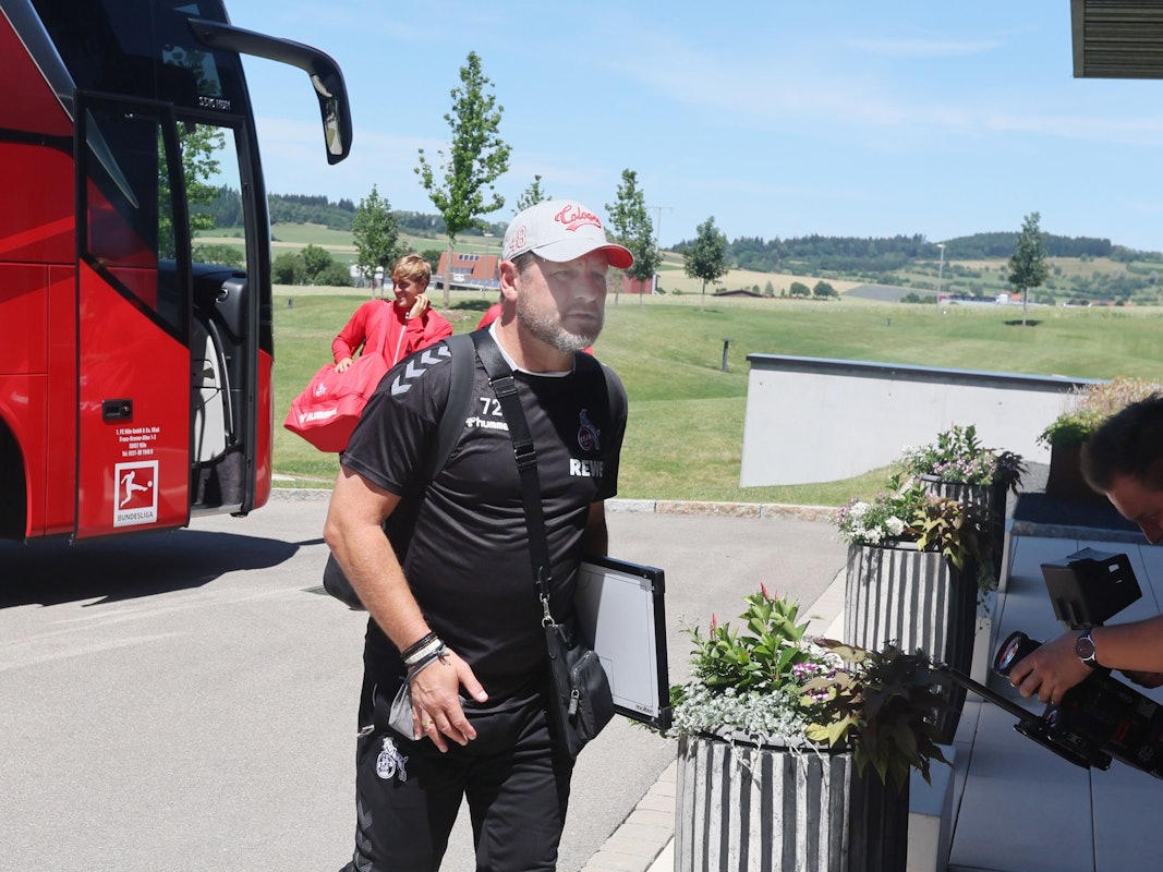Steffen Baumgart geht bei der Ankunft im Trainingslager vom Teambus in die Hotelanlage.