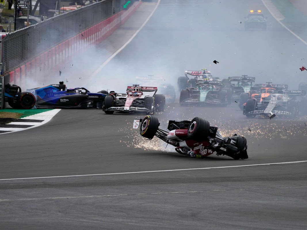 Alfa-Romeo-Fahrer Guanyu Zhou rutscht mit seinem Auto kopfüber über die Strecke