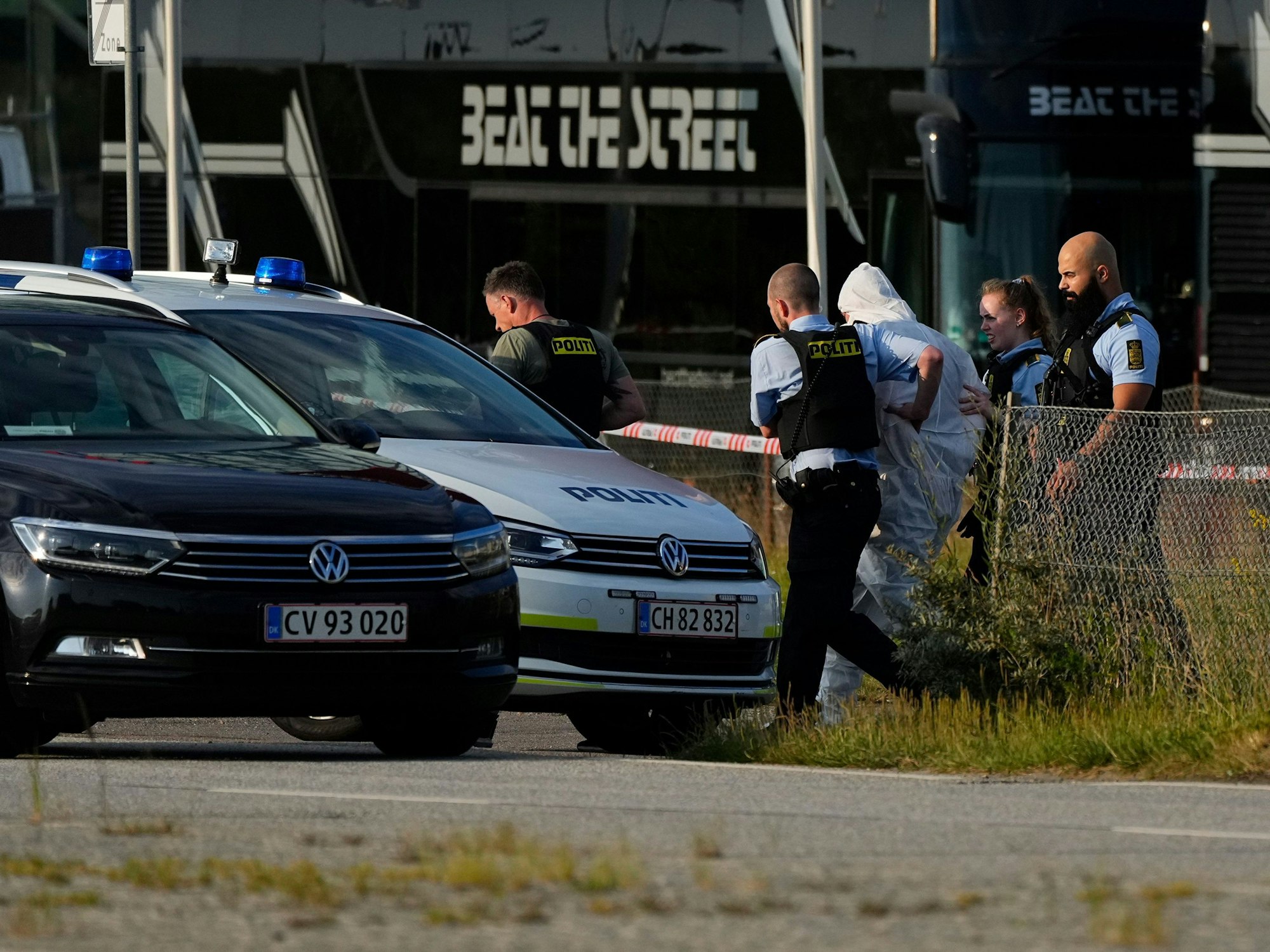 03.07.2022, Dänemark, Copenhagen: Einsatzkräfte der Polizei führen eine Person zu einem Polizeifahrzeug neben dem Einkaufszentrum Field's. Bei den Schüssen in einem Kopenhagener Einkaufszentrum sind mehrere Menschen getötet worden.