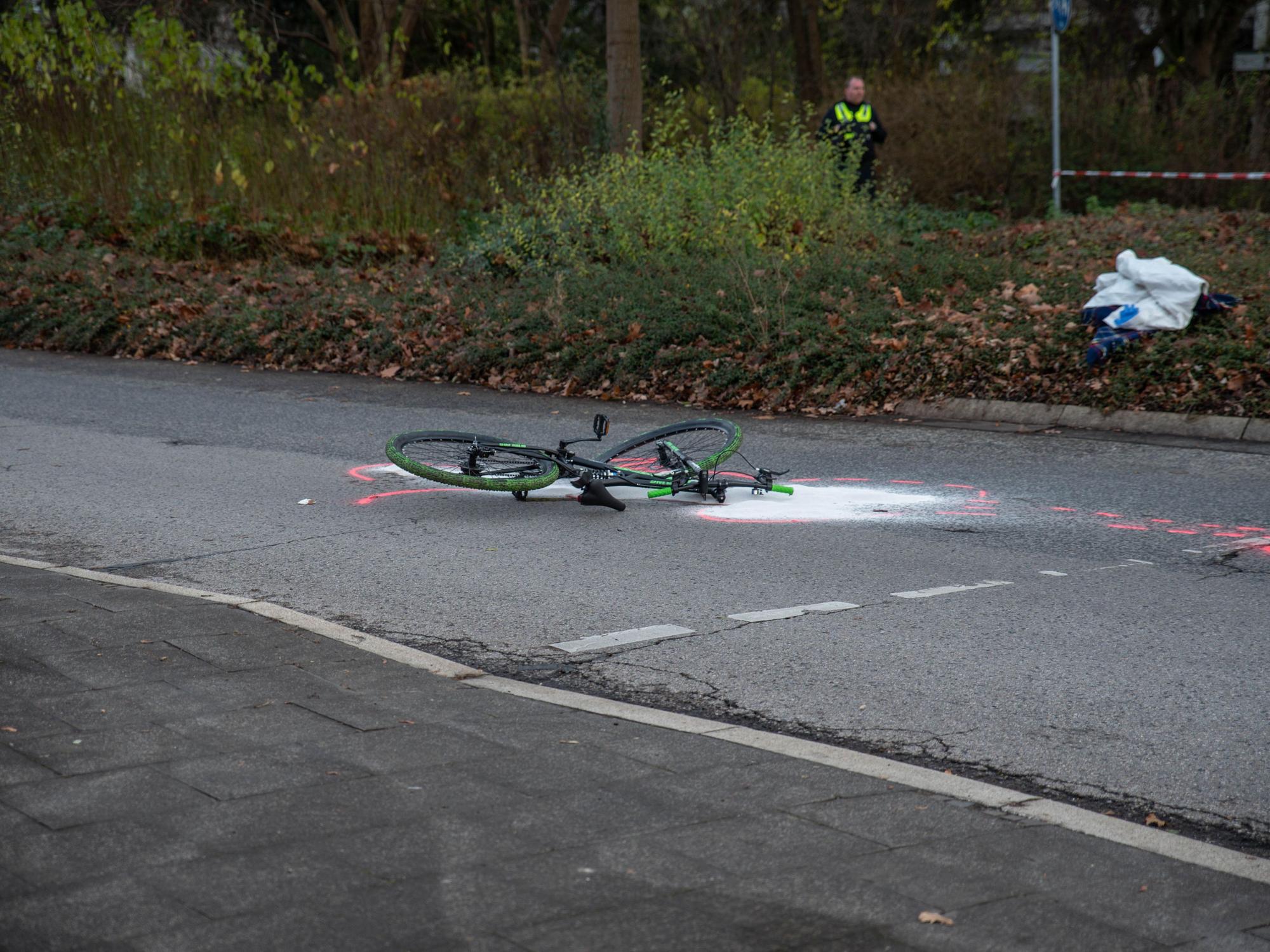 Ein Fahrrad liegt nach einem Unfall auf einer Straße.