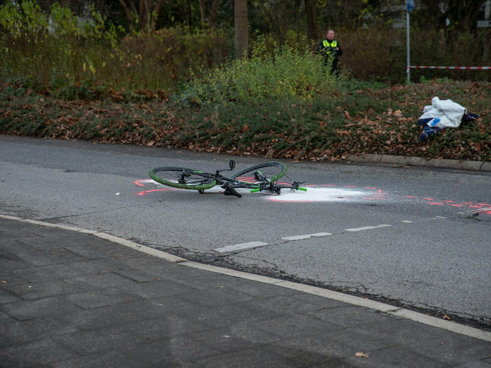 Ein Fahrrad liegt nach einem Unfall auf einer Straße.