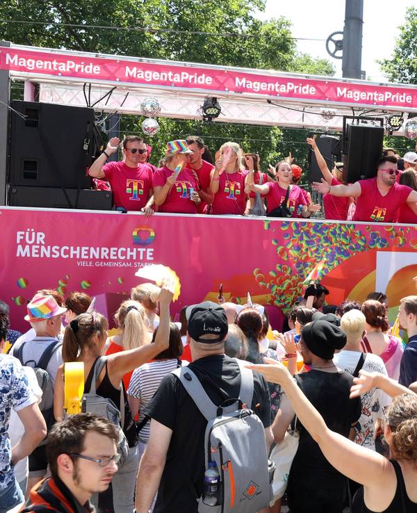 02.07.2022
Köln:
Christopher Street Day in Köln/ColognePride Demonstration 2022
Wagen für Menschenrechte (Telekom)
