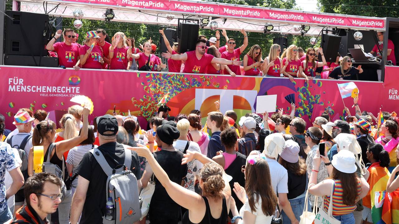 02.07.2022
Köln:
Christopher Street Day in Köln/ColognePride Demonstration 2022
Wagen für Menschenrechte (Telekom)