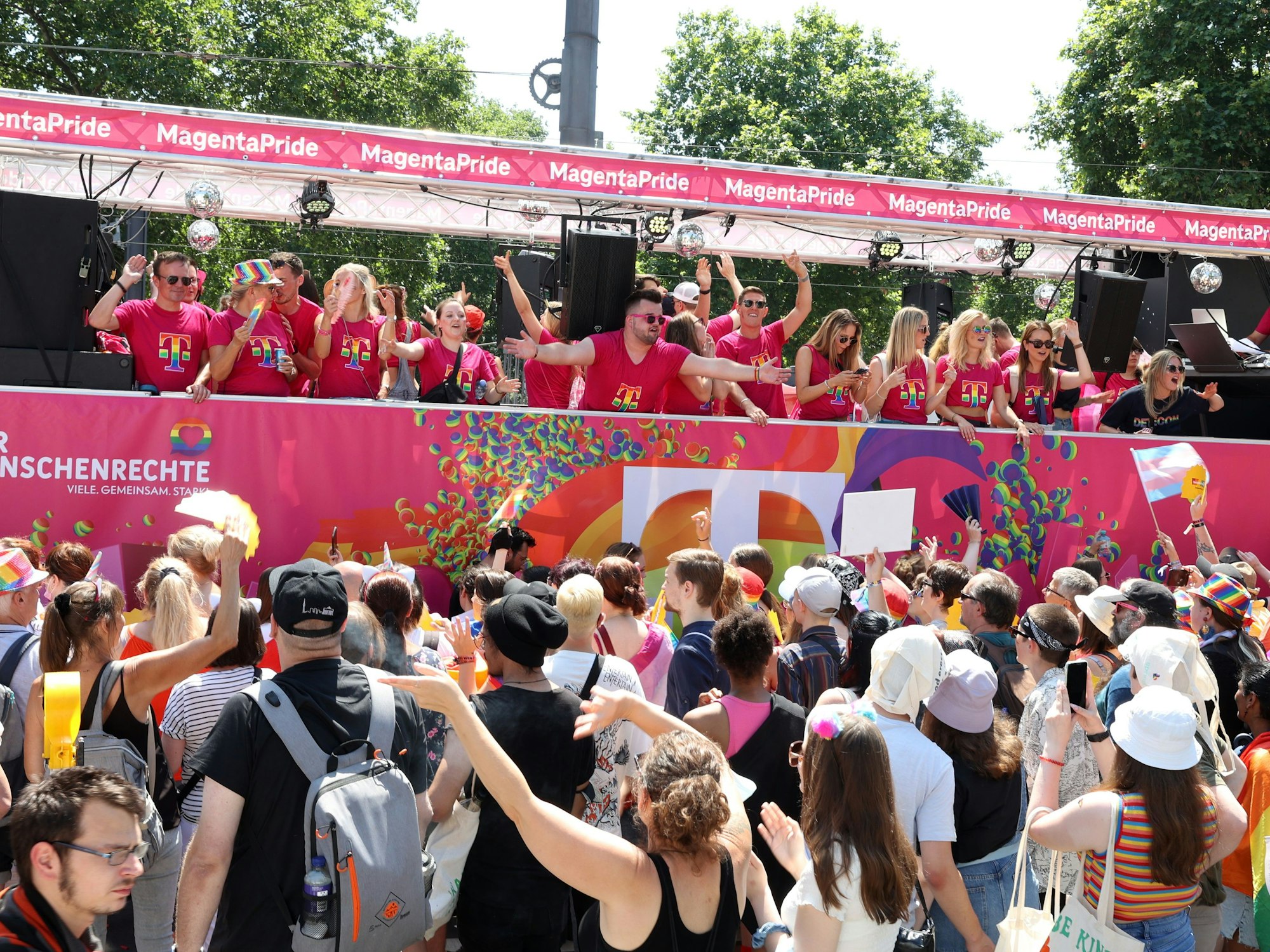 02.07.2022
Köln:
Christopher Street Day in Köln/ColognePride Demonstration 2022
Wagen für Menschenrechte (Telekom)