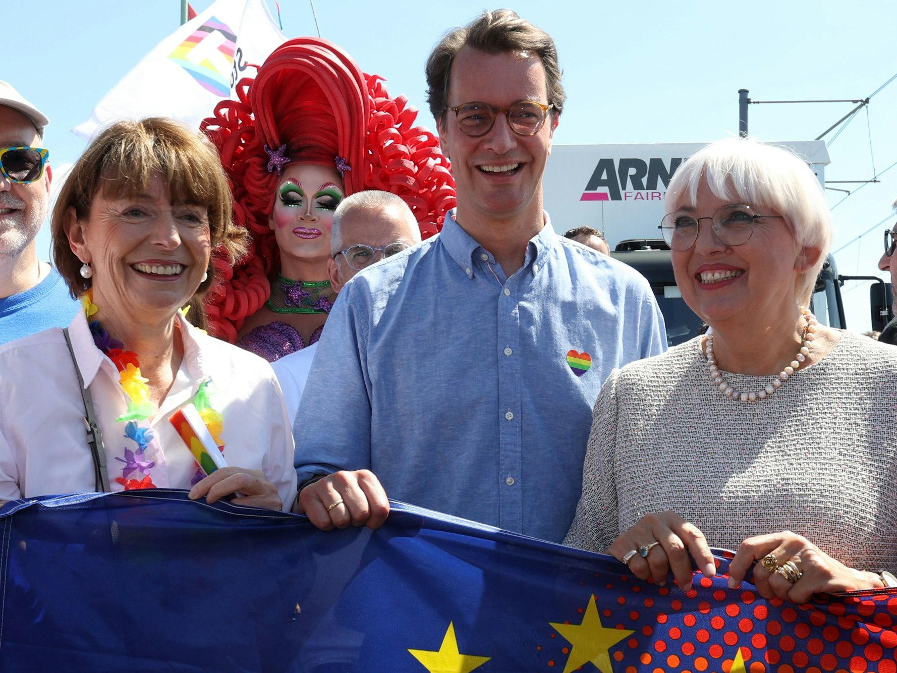 Henriette Reker, NRW-Ministerpräsident Hendrik Wüst und Claudia Roth beim CSD in Köln.