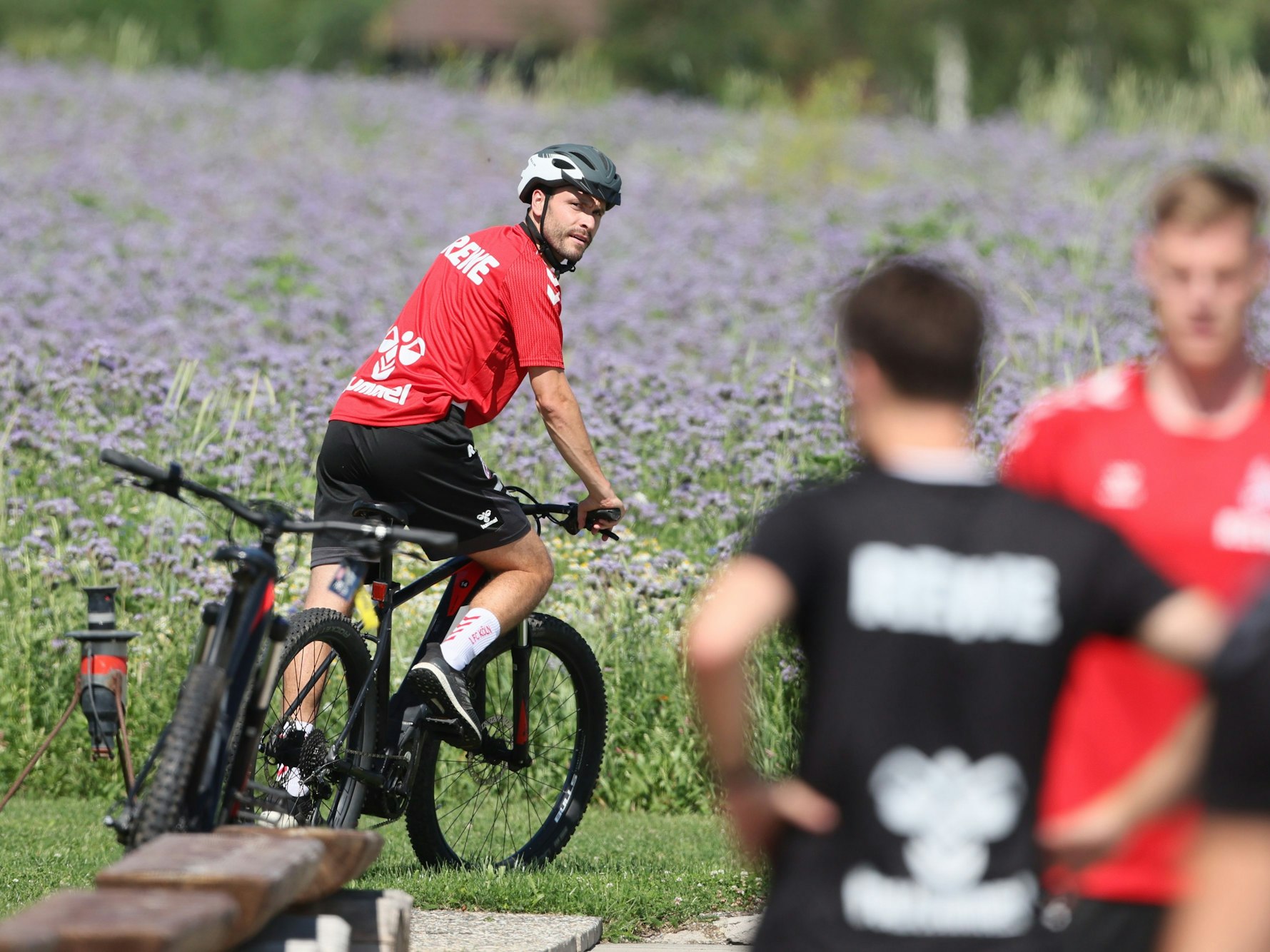 Jonas Hector fährt mit dem Fahrrad zurück ins Hotel.