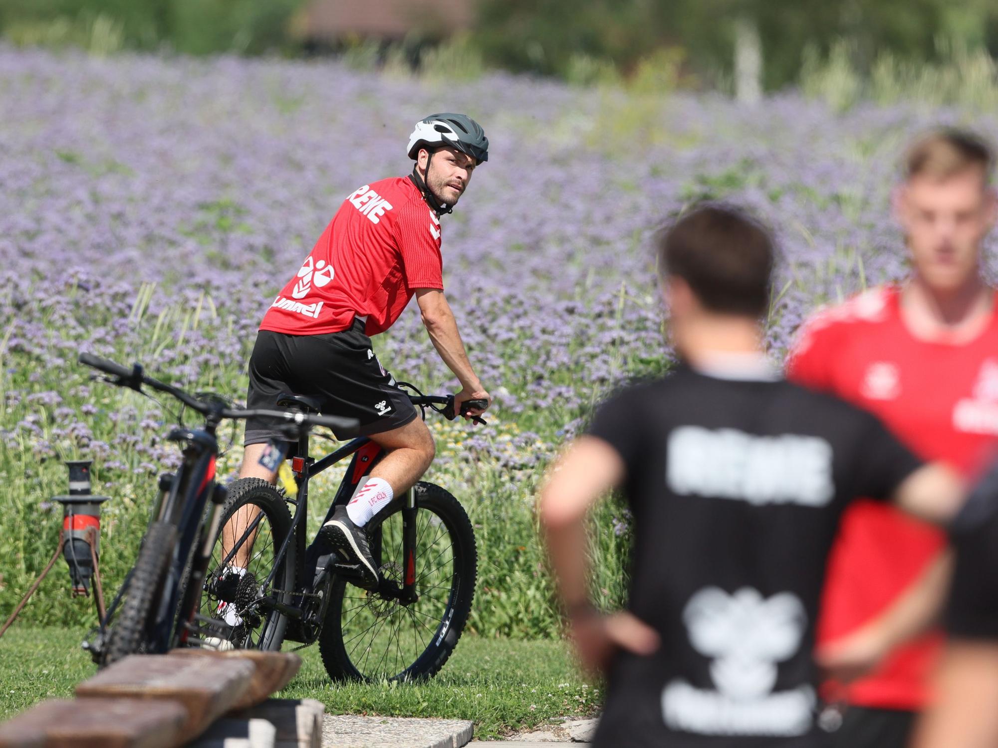 Jonas Hector fährt mit dem Fahrrad zurück ins Hotel.