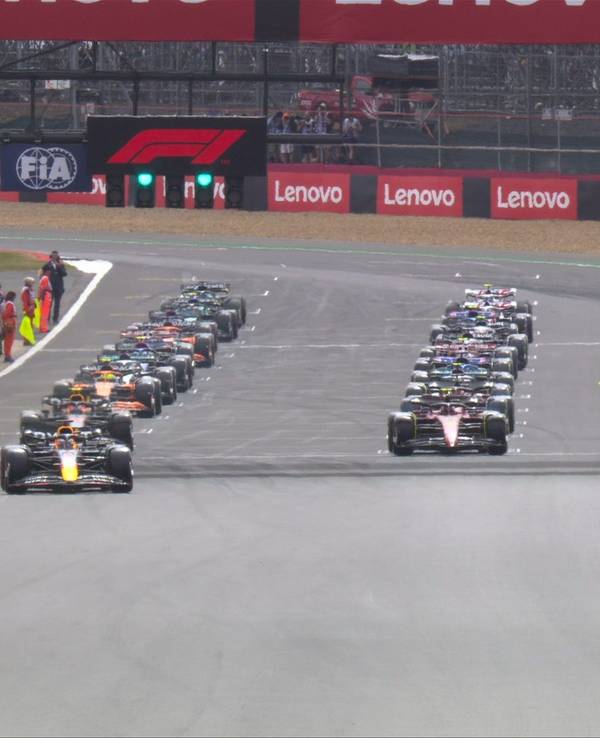 Der Start des Silverstone-Rennens der Formel 1. Gleich in der ersten Kurve krachte es anschließend heftig.