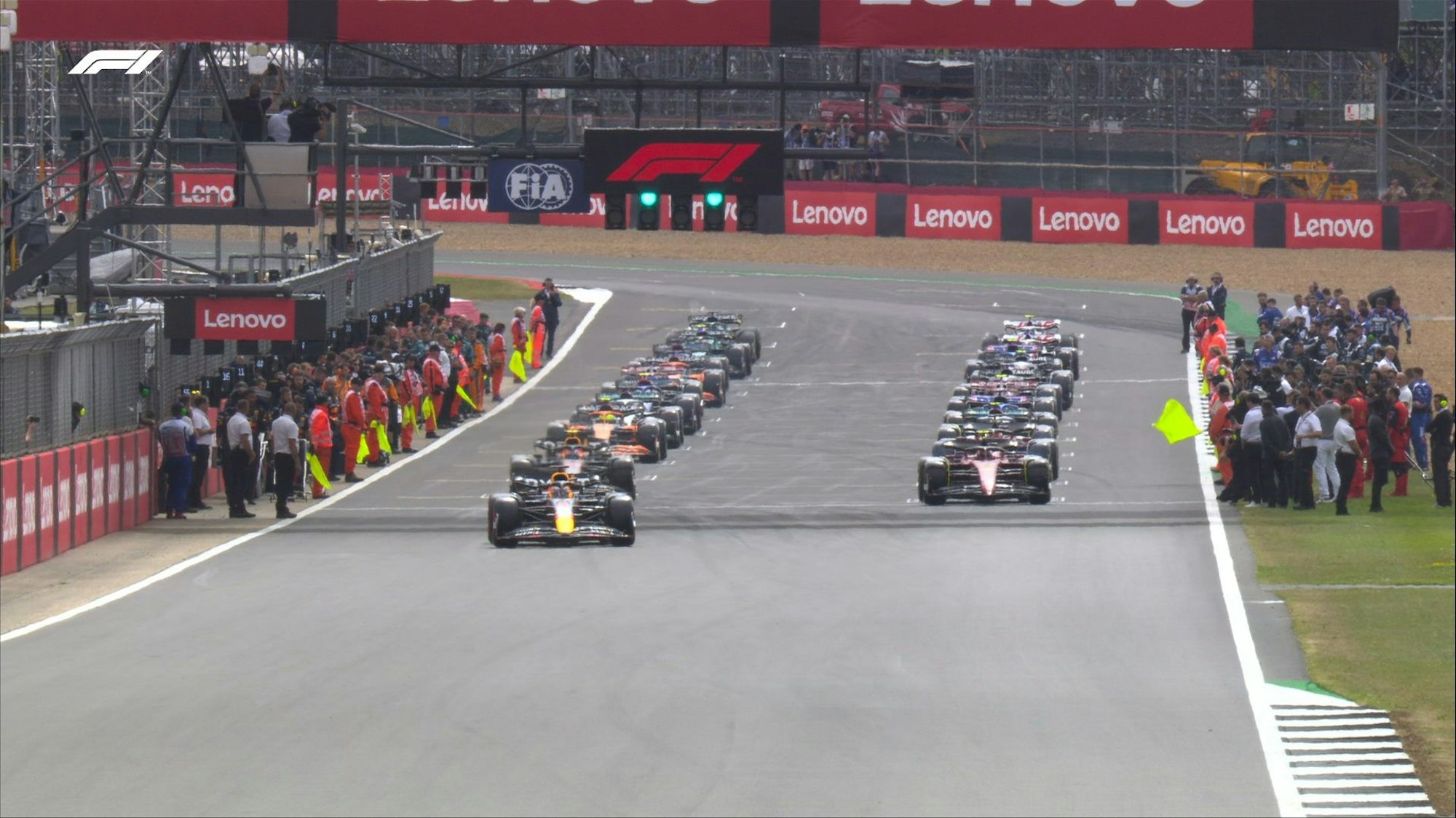 Der Start des Silverstone-Rennens der Formel 1. Gleich in der ersten Kurve krachte es anschließend heftig.