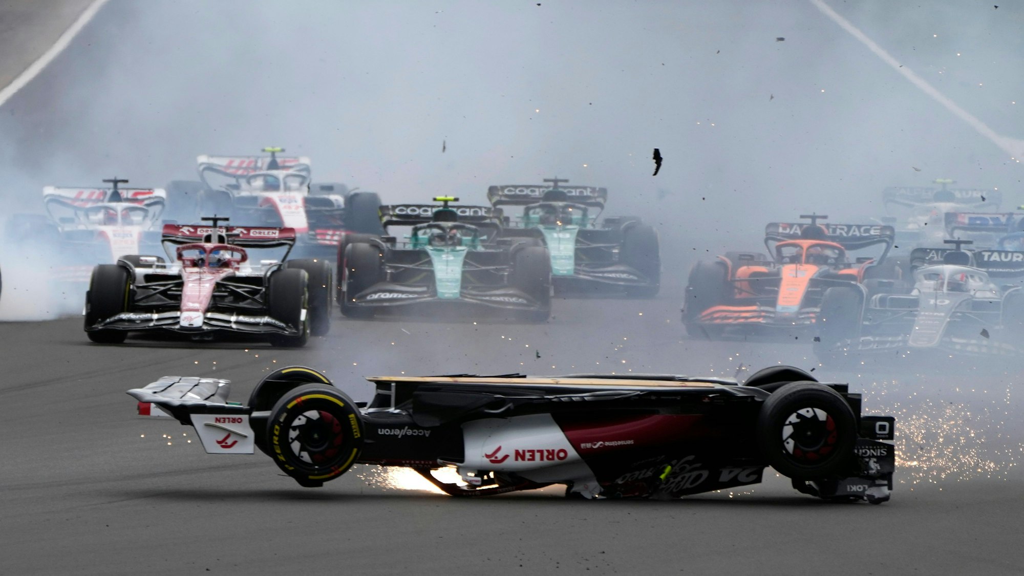 Guanyu Zhou rutscht beim Rennen in Silverstone mit seinem Alfa Romeo kopfüber über die Strecke