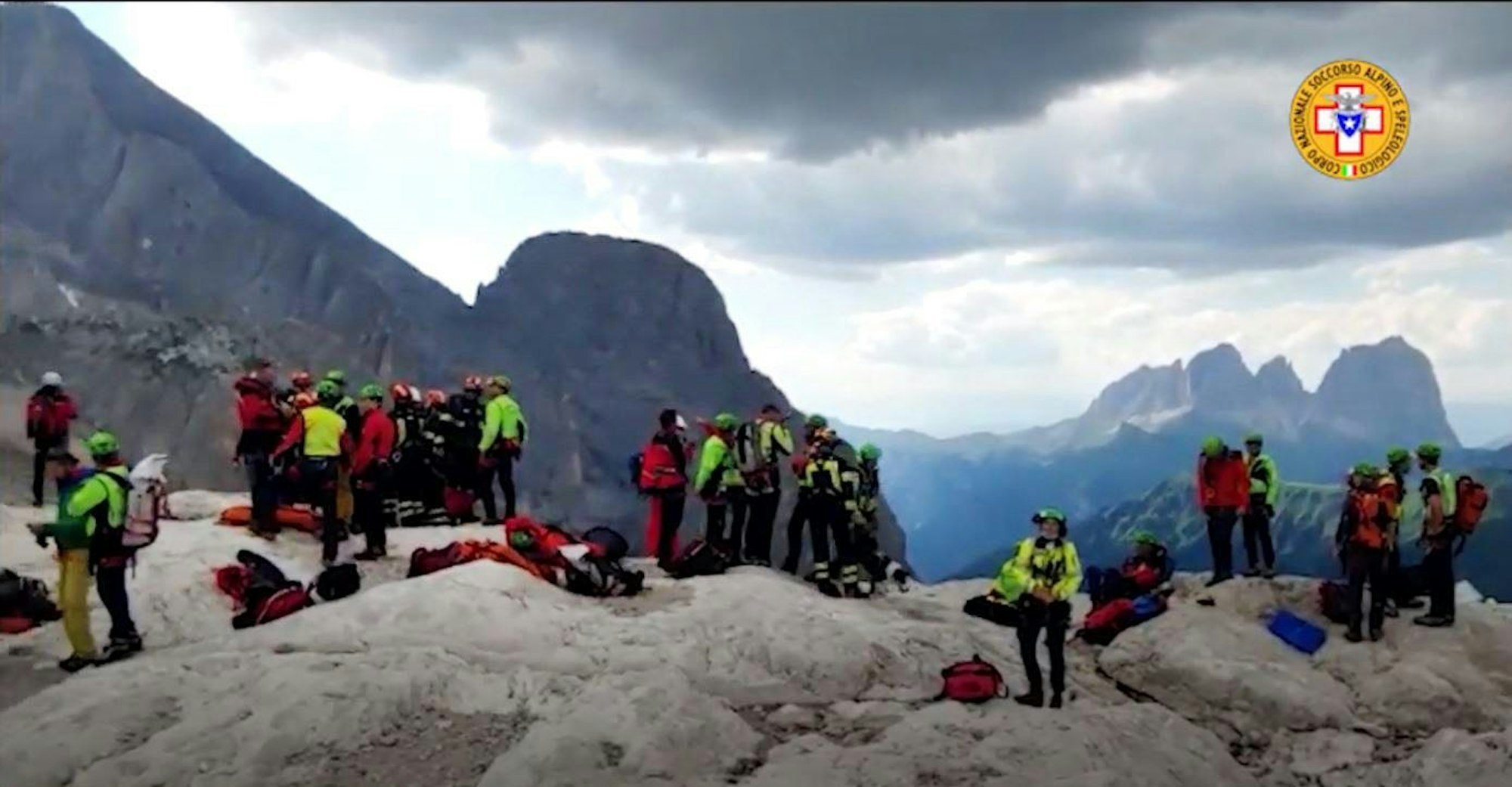 Das Handout zeigt Menschen nahe dem Gletscherbruch in den Dolomiten. Bei einem massiven Gletscherbruch in Norditalien sind am Sonntag (3. Juli 2022) mindestens sieben Menschen getötet und weitere zum Teil schwer verletzt worden.