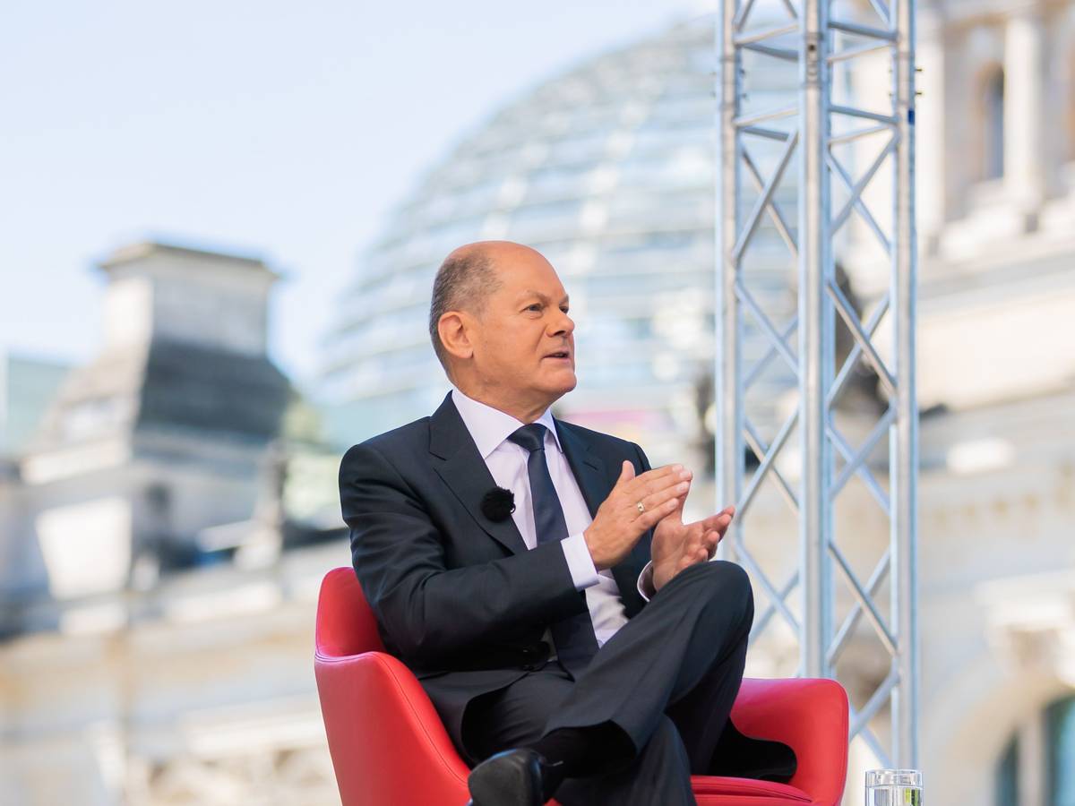 Bundeskanzler Olaf Scholz (SPD) spricht beim ARD-Sommerinterview auf der Terrasse des Marie-Elisabeth-Lüders-Hauses.