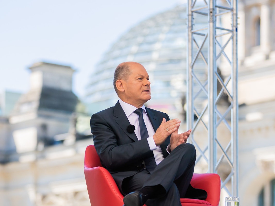 Bundeskanzler Olaf Scholz (SPD) spricht beim ARD-Sommerinterview auf der Terrasse des Marie-Elisabeth-Lüders-Hauses.