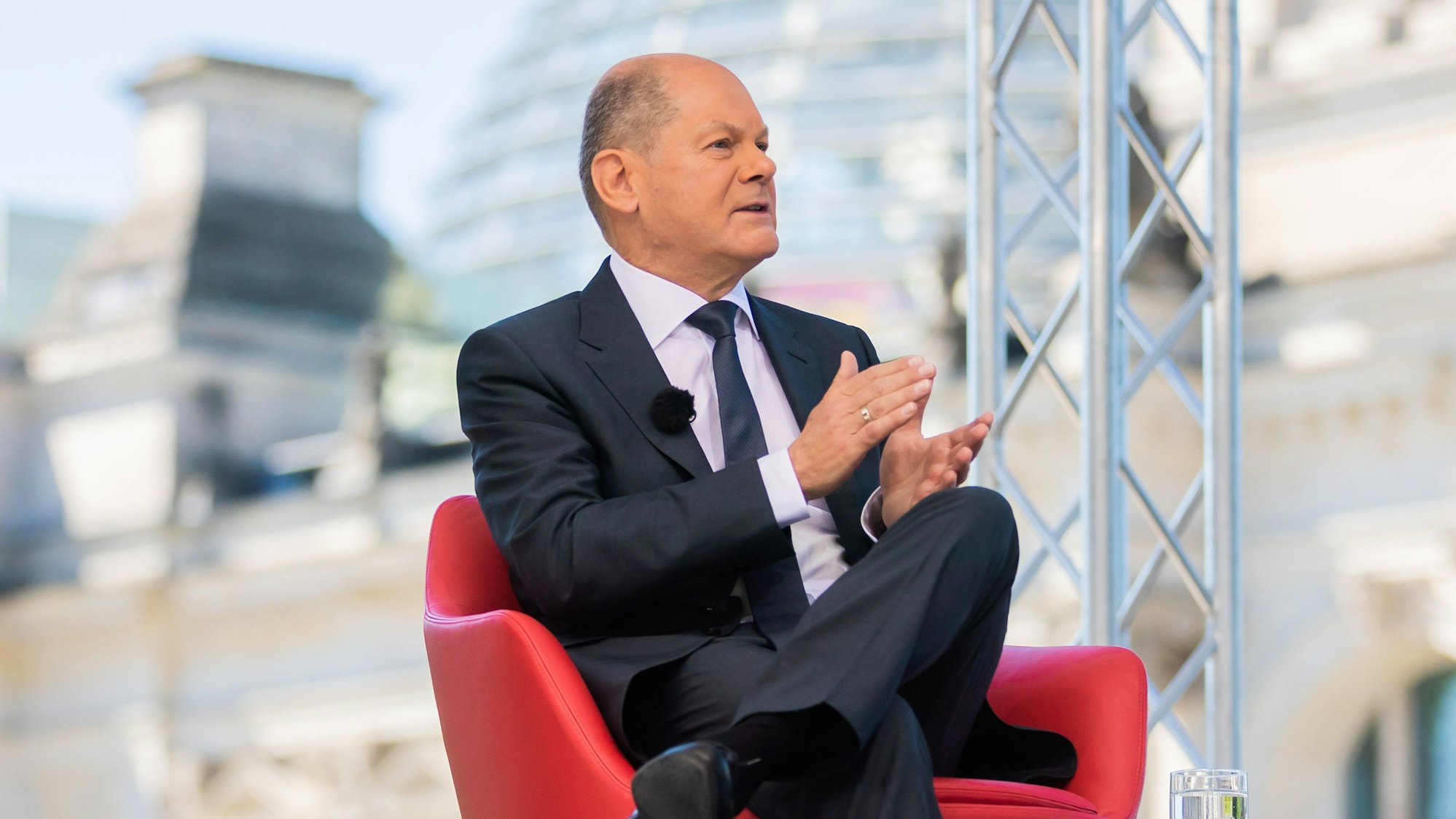 Bundeskanzler Olaf Scholz (SPD) spricht beim ARD-Sommerinterview auf der Terrasse des Marie-Elisabeth-Lüders-Hauses.