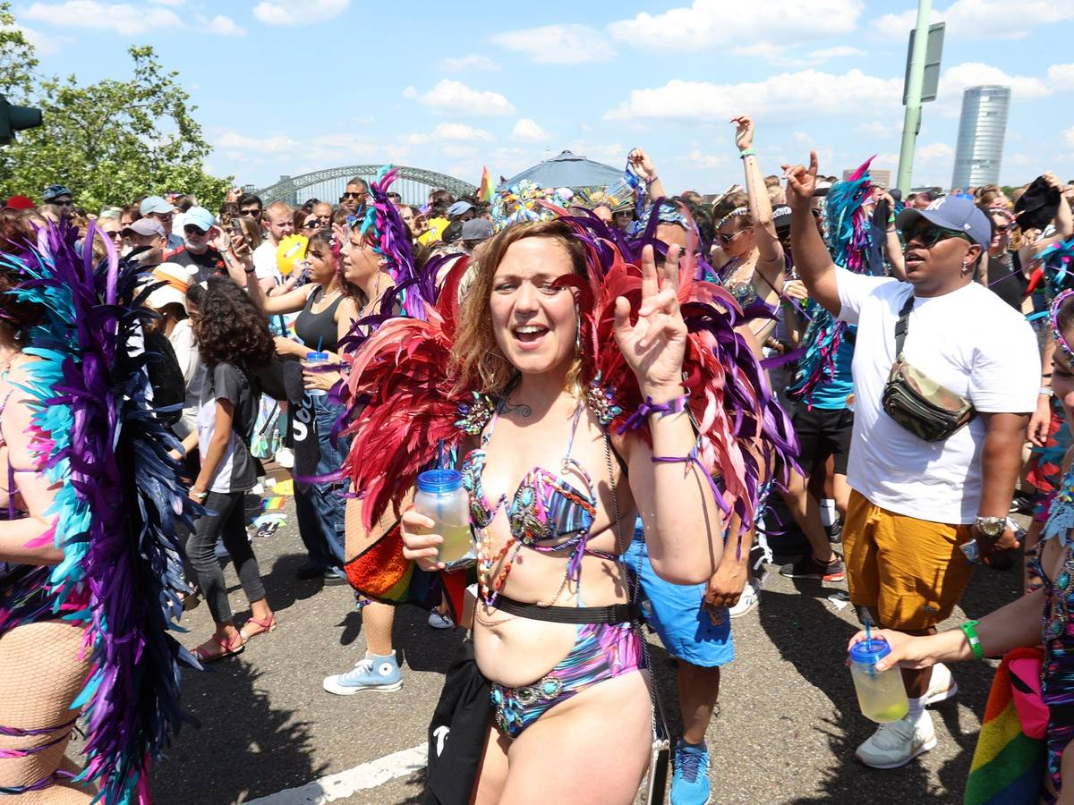Teilnehmende der CSD-Demo laufen über die Deutzer Brücke.