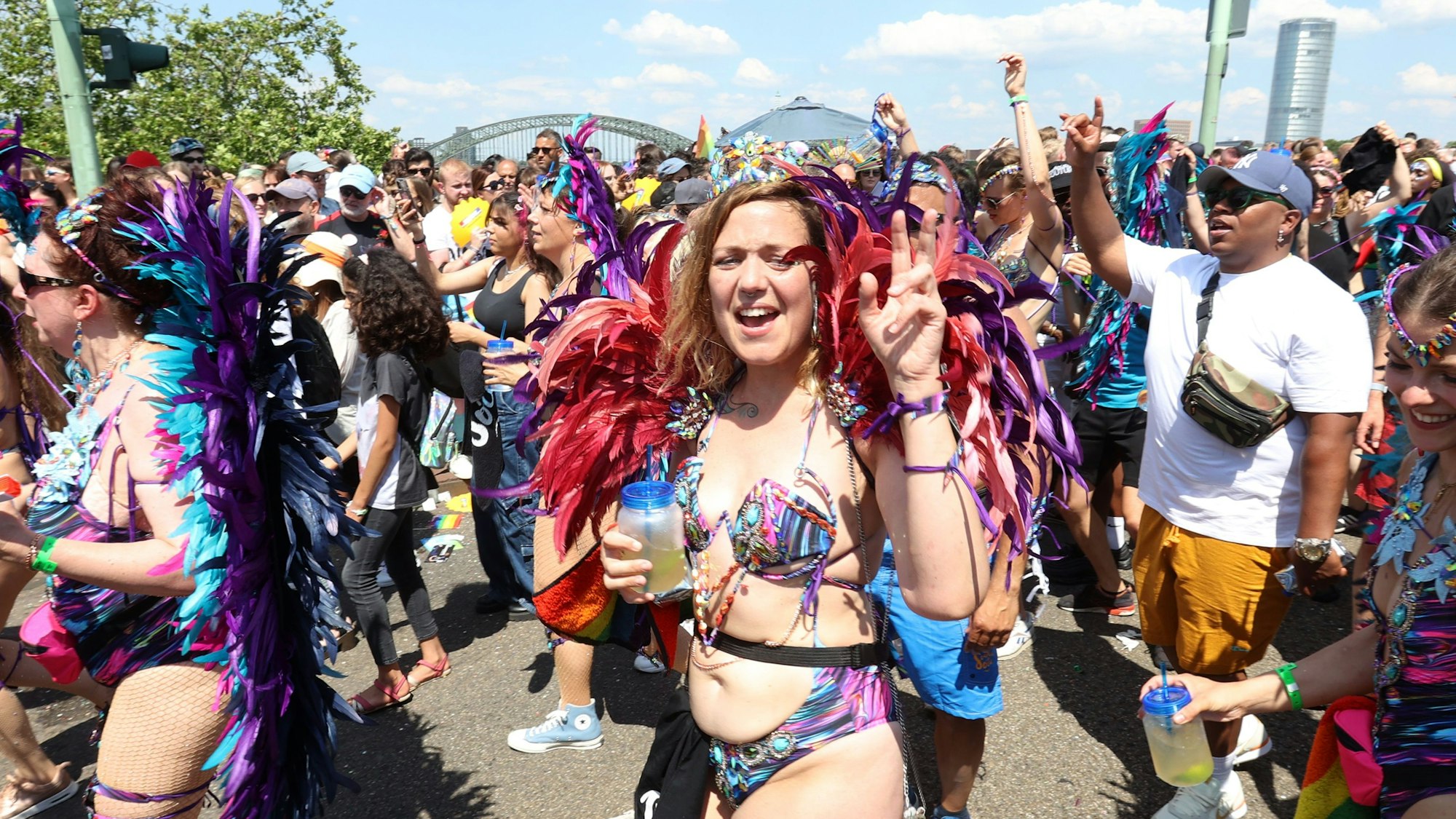 Teilnehmende der CSD-Demo laufen über die Deutzer Brücke.