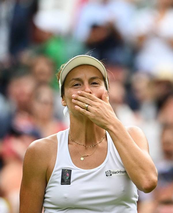 Tatjana Maria küsst in ihre Hand.