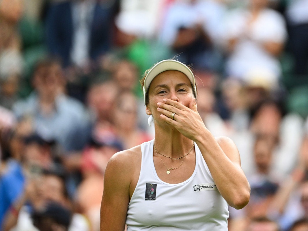 Tatjana Maria küsst in ihre Hand.