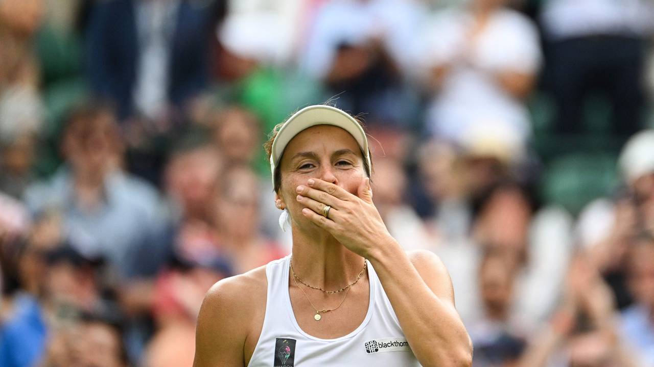 Tatjana Maria küsst in ihre Hand.