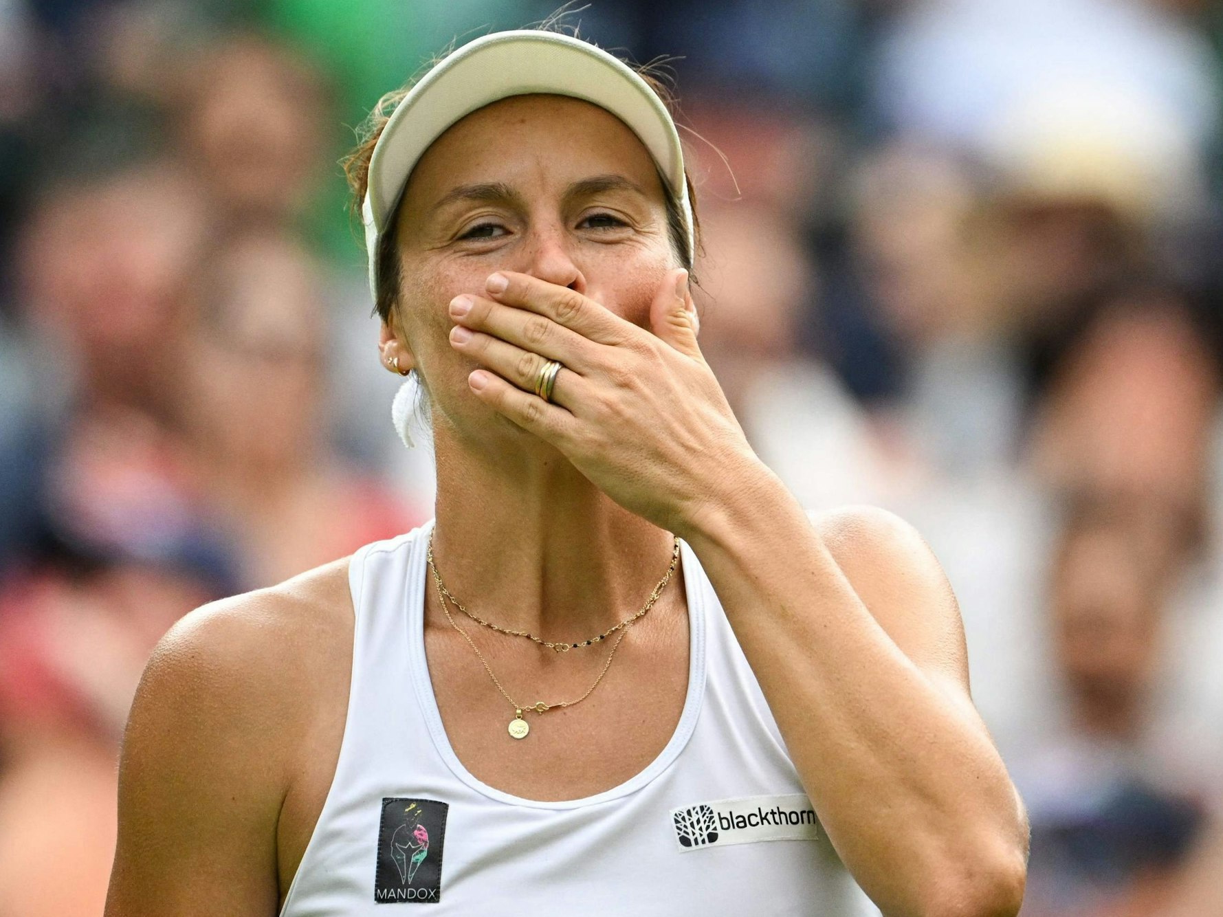 Tatjana Maria küsst in ihre Hand.