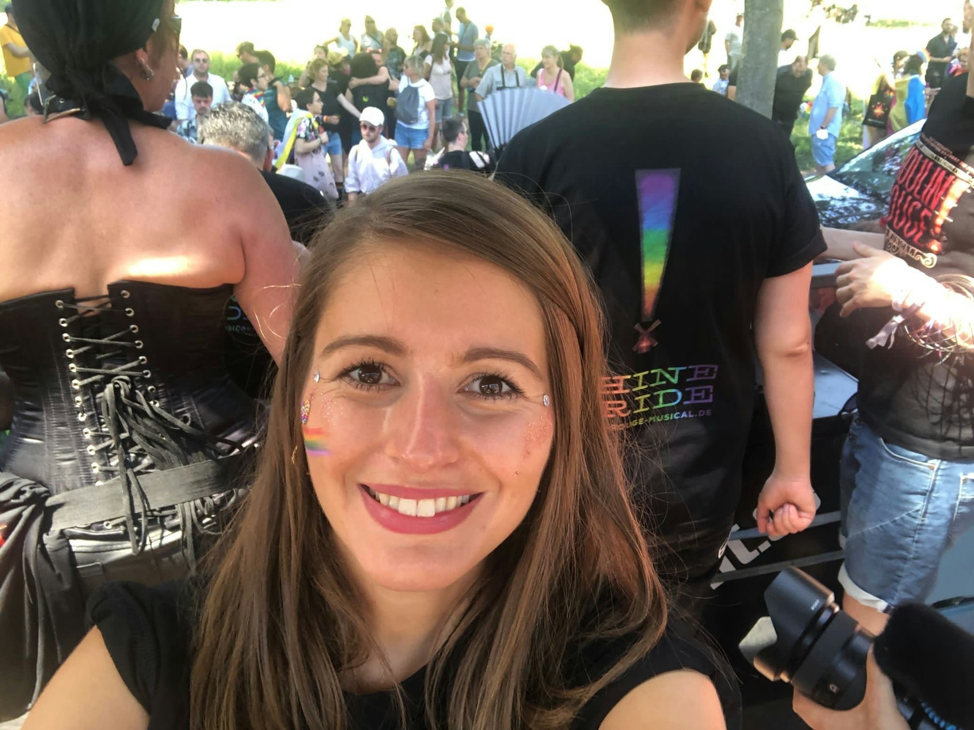 EXPRESS.de-Reporterin Kerstin van Kan lächelt für ein Selfie in die Kamera.