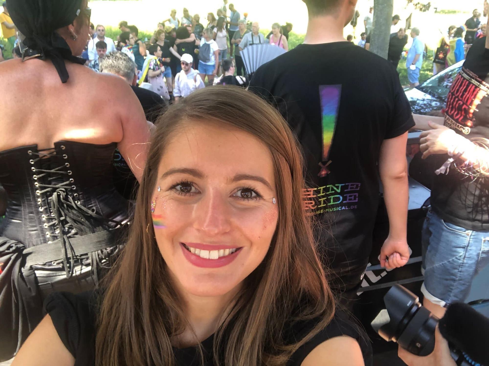 EXPRESS.de-Reporterin Kerstin van Kan lächelt für ein Selfie in die Kamera.