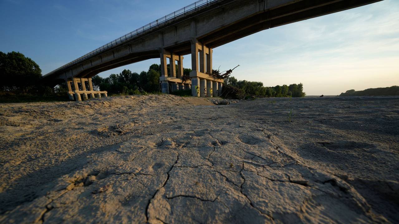 Risse sind im Erdreich eines Flussbettes in Italien zu sehen, das Land wird derzeit von einer extremen Dürre geplagt.