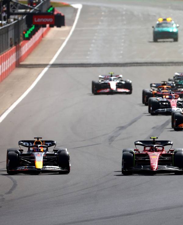 Max Verstappen führt das Feld beim Formel-1-Rennen in Silverstone an