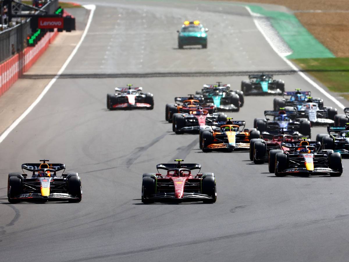 Max Verstappen führt das Feld beim Formel-1-Rennen in Silverstone an
