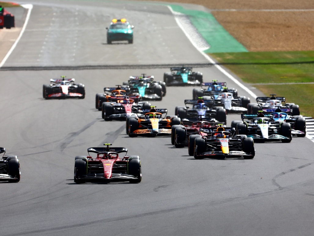 Max Verstappen führt das Feld beim Formel-1-Rennen in Silverstone an