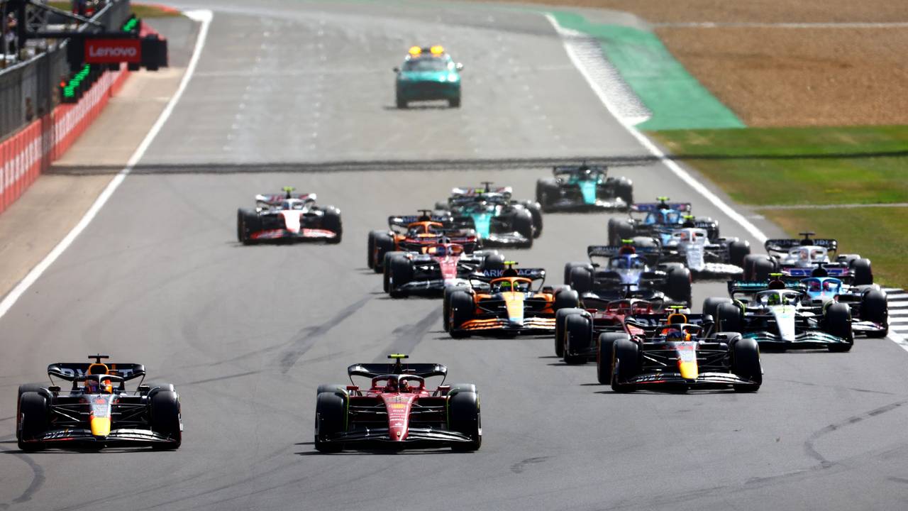 Max Verstappen führt das Feld beim Formel-1-Rennen in Silverstone an